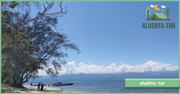 Fasilitas di Pantai Pasir Putih, Tanjung Ngalo, Sulawesi Barat